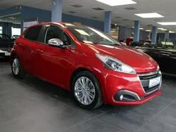 Rot Gebraucht 2017 Peugeot 208 Style Kleinwagen | 7.980 € (Fairer Preis)