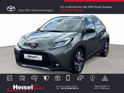 Cardamon green metallic/ night sky black Gebraucht 2022 Toyota Aygo X-plore Kleinwagen | 17.490 € (Teuer)