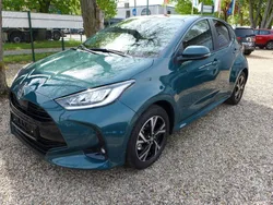 Grün Neu 2025 Toyota Yaris Hybrid Limousine | 23.980 € (Guter Preis)