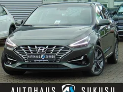 Dark knight / mic Gebraucht 2024 Hyundai i30 Trend Limousine | 18.990 €