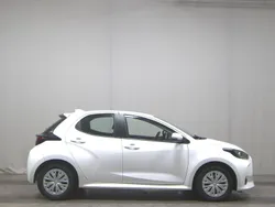 Weiss Gebraucht 2022 Toyota Yaris Hybrid Comfort Limousine | 15.980 € (Superpreis)