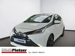 Weiss Gebraucht 2015 Toyota Aygo X-play Kleinwagen | 6.950 € (Fairer Preis)