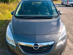 Grau Gebraucht 2011 Opel Meriva Van / Kleinbus | 3.900 € (Fairer Preis)