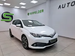 Weiß Gebraucht 2015 Toyota Auris Hybrid Design Limousine | 15.890 € (Etwas zu teuer)