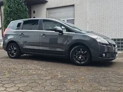 Grau Gebraucht 2011 Peugeot 5008 Family Van / Kleinbus | 5.399 € (Fairer Preis)