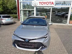 Shimmering silber metallic Gebraucht 2024 Toyota Corolla Team Kombi | 29.450 € (Fairer Preis)