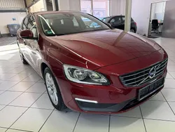 Rot Gebraucht 2015 Volvo V60 Momentum Kombi | 14.750 € (Fairer Preis)