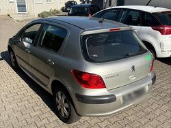 Grau Gebraucht 2005 Peugeot 307 Kleinwagen | 1.950 €