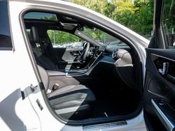 Weiß Gebraucht 2024 Mercedes C220 AMG line Kombi | 50.900 €