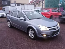 Grau Gebraucht 2009 Opel Astra Edition Limousine | 4.199 € (Fairer Preis)