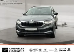 Grau (graphitegrau metallic) Gebraucht 2024 Skoda Karoq Selection SUV | 31.890 € (Fairer Preis)
