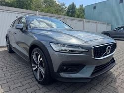 Grau Gebraucht 2020 Volvo V60 CC Pro Kombi | 25.999 € (Superpreis)