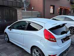 Weiß Gebraucht 2009 Ford Fiesta Limousine | 4.500 € (Teuer)