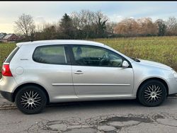 Grau Gebraucht 2006 VW Golf V Kleinwagen | 2.200 €