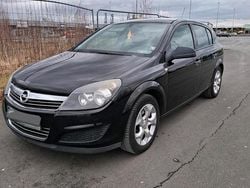 Schwarz Gebraucht 2010 Opel Astra Limousine | 2.880 € (Fairer Preis)