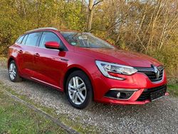 Rot Gebraucht 2017 Renault Mégane IV Business Limousine | 6.990 € (Fairer Preis)