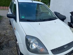 Weiß Gebraucht 2006 Ford Fiesta Kleinwagen | 2.200 € (Etwas zu teuer)