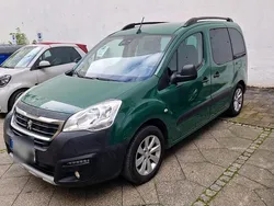 Grün Gebraucht 2017 Peugeot Partner Tepee Van / Kleinbus | 8.900 € (Fairer Preis)