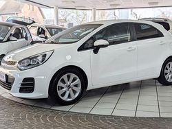 Weiß Gebraucht 2016 Kia Rio DREAM-TEAM Edition Kleinwagen | 7.399 € (Fairer Preis)