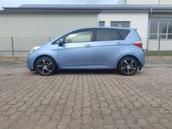 Blau Gebraucht 2012 Toyota Verso-S Club Van / Kleinbus | 9.350 € (Teuer)