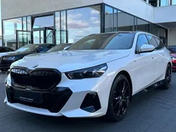 Weiß Gebraucht 2024 BMW 520 M Sport Kombi | 57.780 € (Fairer Preis)