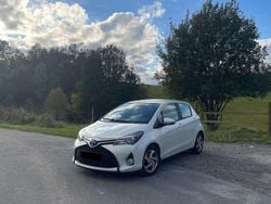Weiß Gebraucht 2016 Toyota Yaris Hybrid Limousine | 10.790 € (Etwas zu teuer)
