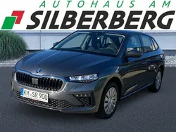 Grau Gebraucht 2024 Skoda Scala Essence Kleinwagen | 19.989 € (Fairer Preis)
