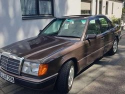 Braun Gebraucht 1993 Mercedes E230 Limousine | 8.190 €