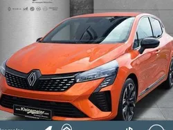 Orange Gebraucht 2024 Renault Clio V Techno Limousine | 20.990 € (Teuer)