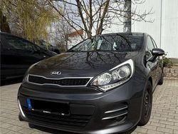 Grau Gebraucht 2015 Kia Rio Spirit Limousine | 5.999 € (Fairer Preis)
