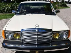Beige Gebraucht 1981 Mercedes 240 Limousine | 8.000 €