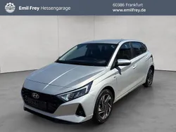 Sleek silver metallic Gebraucht 2023 Hyundai i20 Trend Kleinwagen | 16.550 € (Guter Preis)