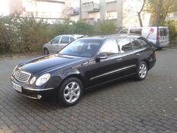 Schwarz metallic Gebraucht 2004 Mercedes E220 Elegance Kombi | 11.500 €