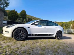 Weiß Gebraucht 2021 Tesla Model 3 Standard Range Plus Limousine | 26.499 € (Teuer)
