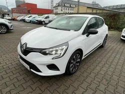 Weiß Gebraucht 2023 Renault Clio V Equilibre Limousine | 13.998 € (Fairer Preis)