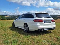 Weiß Gebraucht 2022 Mercedes E220 AMG line Kombi | 41.999 €