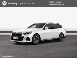 Mineralweiß metallic Neu 2025 BMW 540 M Sport Kombi | 96.850 €