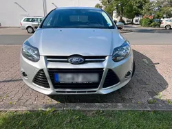 Grau Gebraucht 2013 Ford Focus Kombi | 6.700 €