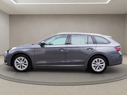 Grau grau Gebraucht 2024 Skoda Octavia Selection Kombi | 31.720 € (Guter Preis)