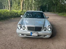 Grau Gebraucht 2001 Mercedes E270 Limousine | 3.800 €