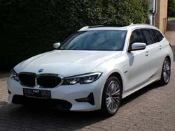Alpinweiss iii Gebraucht 2022 BMW 330e Sport Line Kombi | 24.840 € (Superpreis)