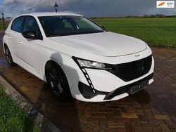 Weiß Gebraucht 2022 Peugeot 308 Active Limousine | 12.462 € (Guter Preis)