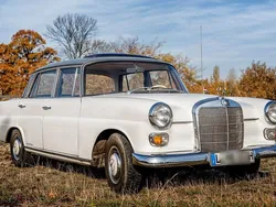 Weiß Gebraucht 1966 Mercedes 230 Limousine | 24.590 €