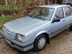 Blau Gebraucht 1988 Opel Ascona Kleinwagen | 3.900 €