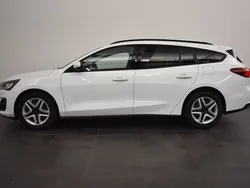 Weiß Gebraucht 2022 Ford Focus Cool & Connect Limousine | 12.980 € (Fairer Preis)