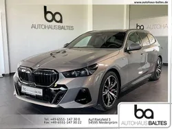 Oxidgrau met. Gebraucht 2025 BMW 540 M Sport Kombi | 72.850 € (Guter Preis)