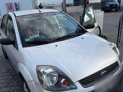 Silber Gebraucht 2006 Ford Fiesta Kleinwagen | 1.300 €