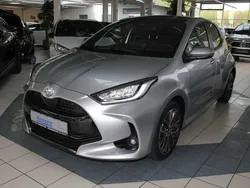Shimmering silber metallic Neu 2024 Toyota Yaris Hybrid Plus Kleinwagen | 26.990 € (Guter Preis)
