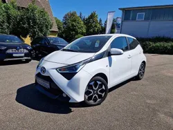 Schneeweiß Gebraucht 2021 Toyota Aygo Team Kleinwagen | 13.690 € (Fairer Preis)