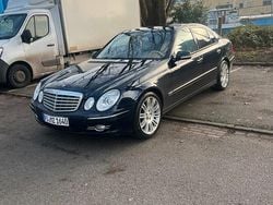 Blau Gebraucht 2006 Mercedes E320 Avantgarde Limousine | 6.000 € (Etwas zu teuer)